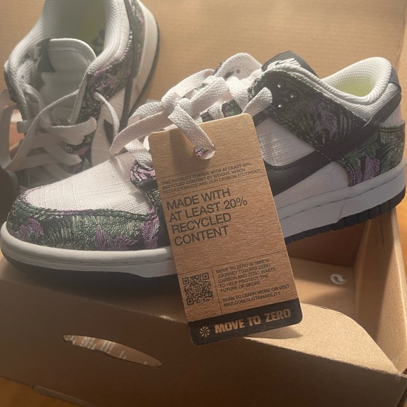 Nike Woman’s Dunk Low Size 7 - Picture 6 of 12